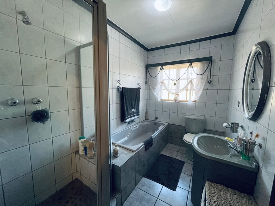 4 Bedroom Property for Sale in Oos Einde North West